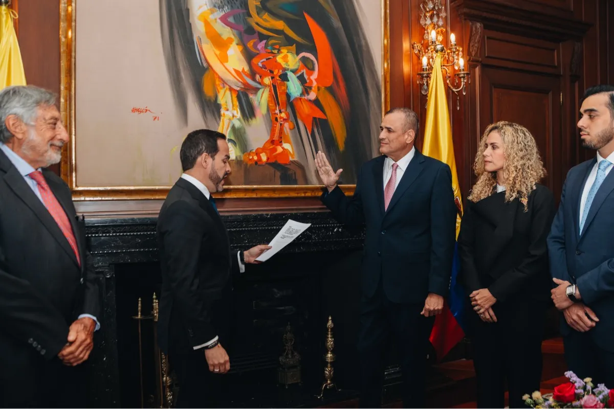 A tres días de su posesión, Abelardo de la Espriella pide la renuncia del presidente de Colpensiones