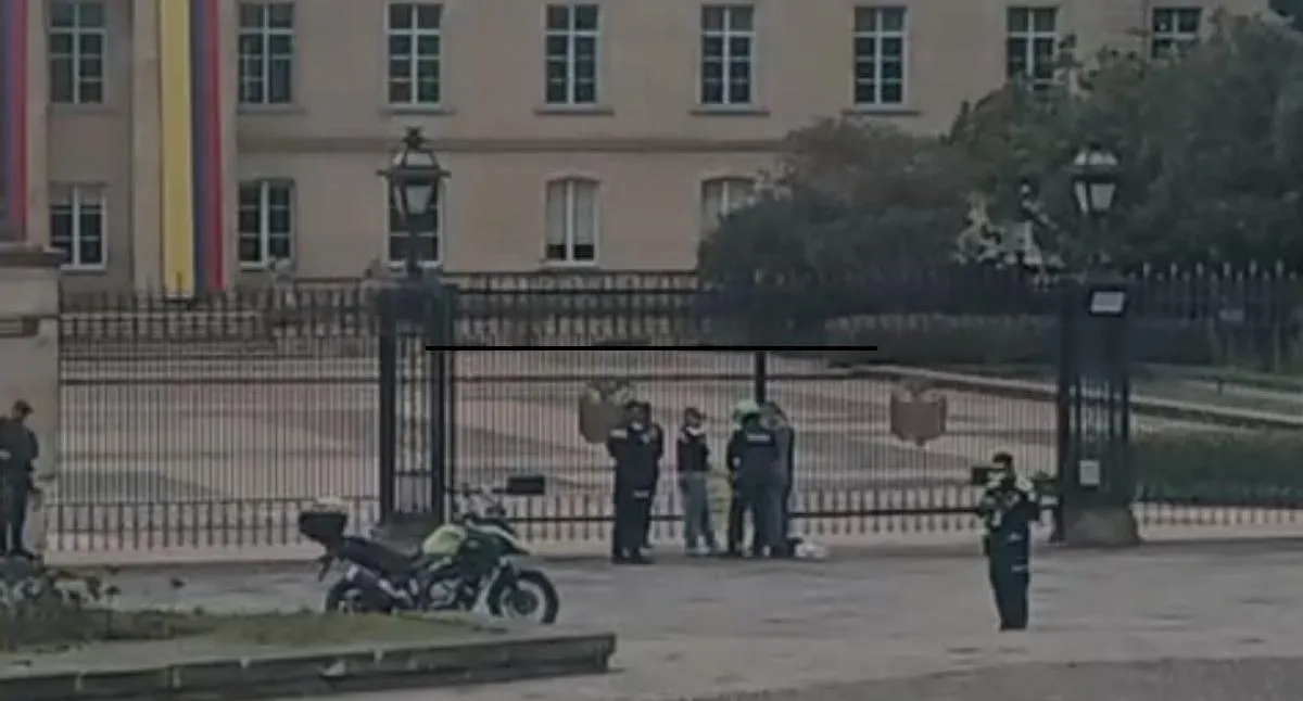 Dos policías próximos a jubilarse se encadenan frente a Casa de Nariño para denunciar corrupción