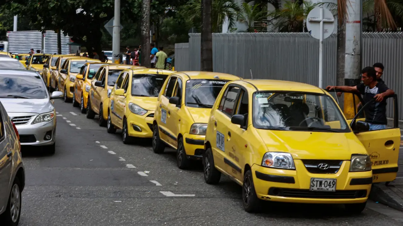 Taxistas presentan a Abelardo de la Espriella una agenda para modernizar el transporte público individual