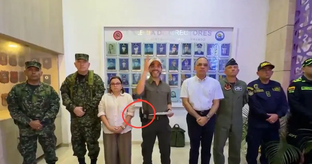 Presidente De La Espriella recorrió Santa Marta con un arma en la cintura: ¿qué dice la ley?