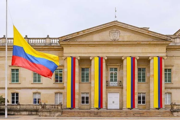 La transición de gobierno en Colombia opera entre acusaciones de fraude y suspensión del empalme