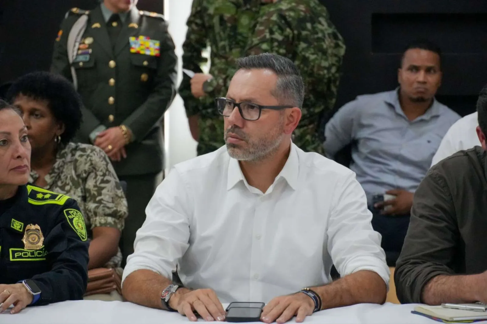 Polémica por fotografías de un ministro en Santa Marta llega al Congreso