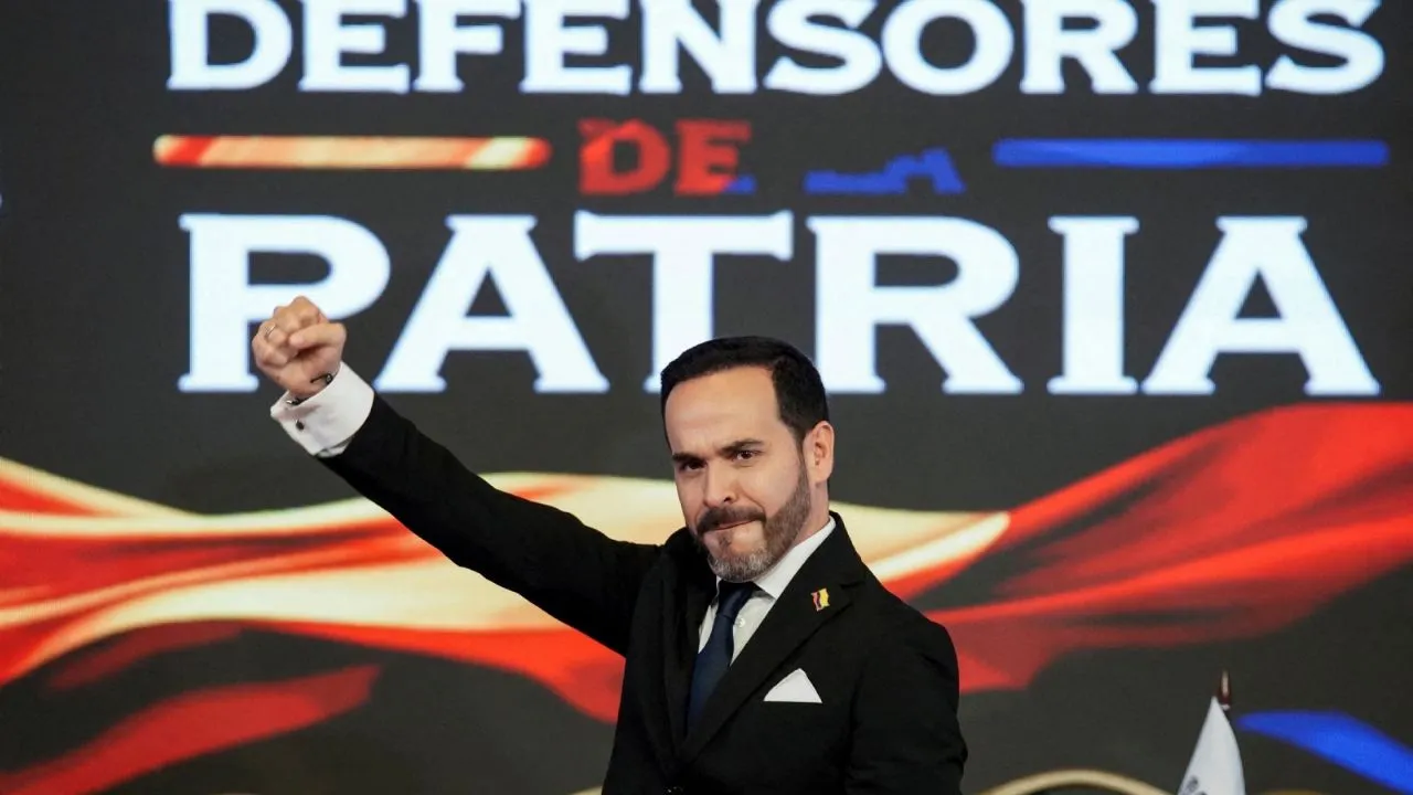 Abelardo de la Espriella invita a Karol G a unirse a su movimiento y reitera que gobernará para todos