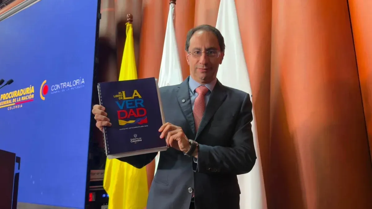 Presidente De la Espriella radica el Libro de la verdad ante la Fiscalía, la Procuraduría y la Contraloría