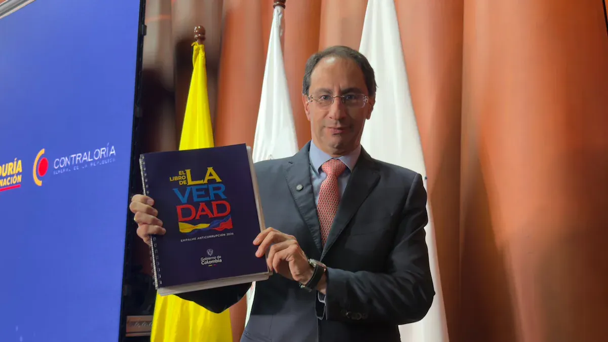 Restrepo presenta el Libro de la verdad y cuestiona la deuda del gobierno anterior