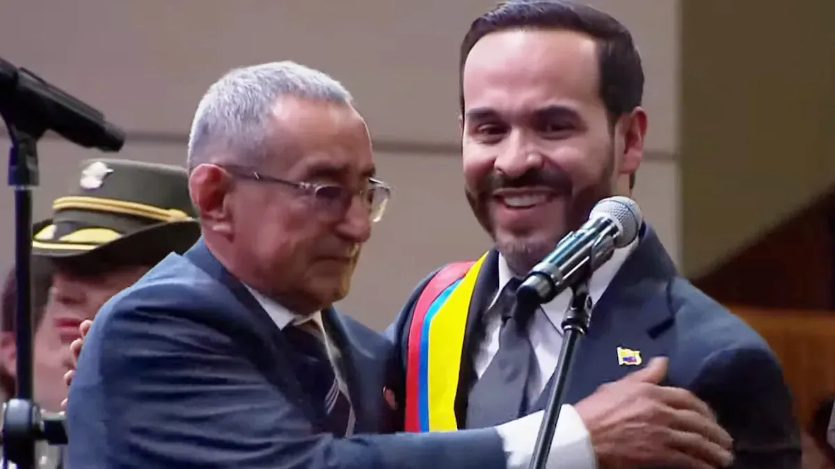 El nuevo presidente Abelardo de la Espriella recibió con un abrazo a un vendedor de panela en su posesión en Cali